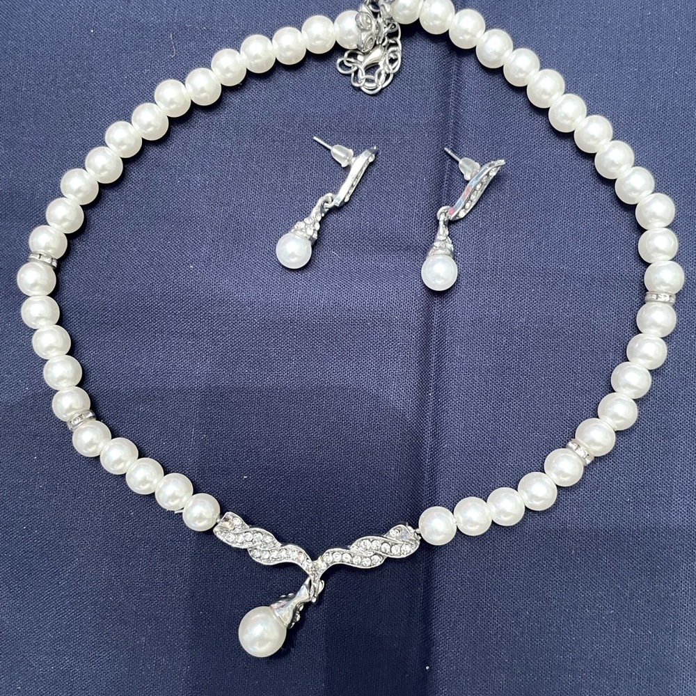 Beautiful costume pear necklace earrings